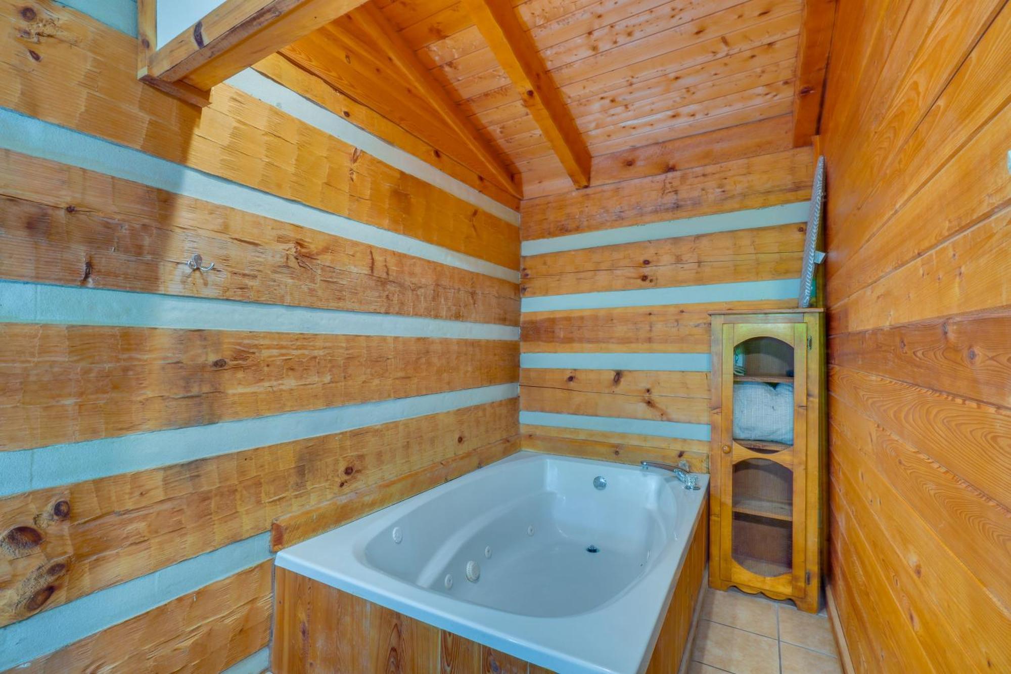 Gatlinburg Cabin With Hot Tub About 6 Mi To Downtown! Extérieur photo